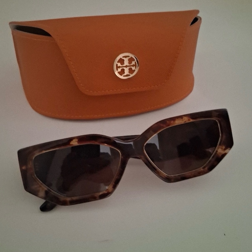 TORY BURCH  Sunglasses with Case